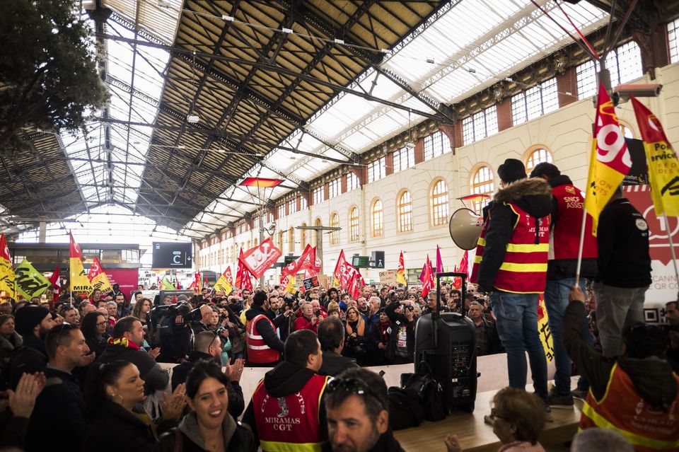 Macron poursuit son offensive grâce aux directions syndicales